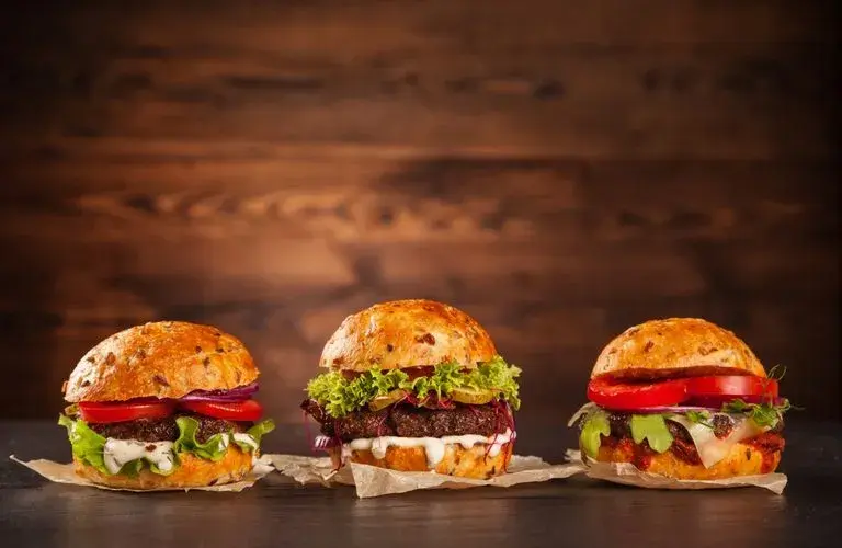 Ile kalorii ma hamburger domowy? Zaskakujące wartości, które musisz znać