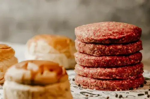 Ile smażyć wołowinę na burgery, aby były idealnie soczyste?