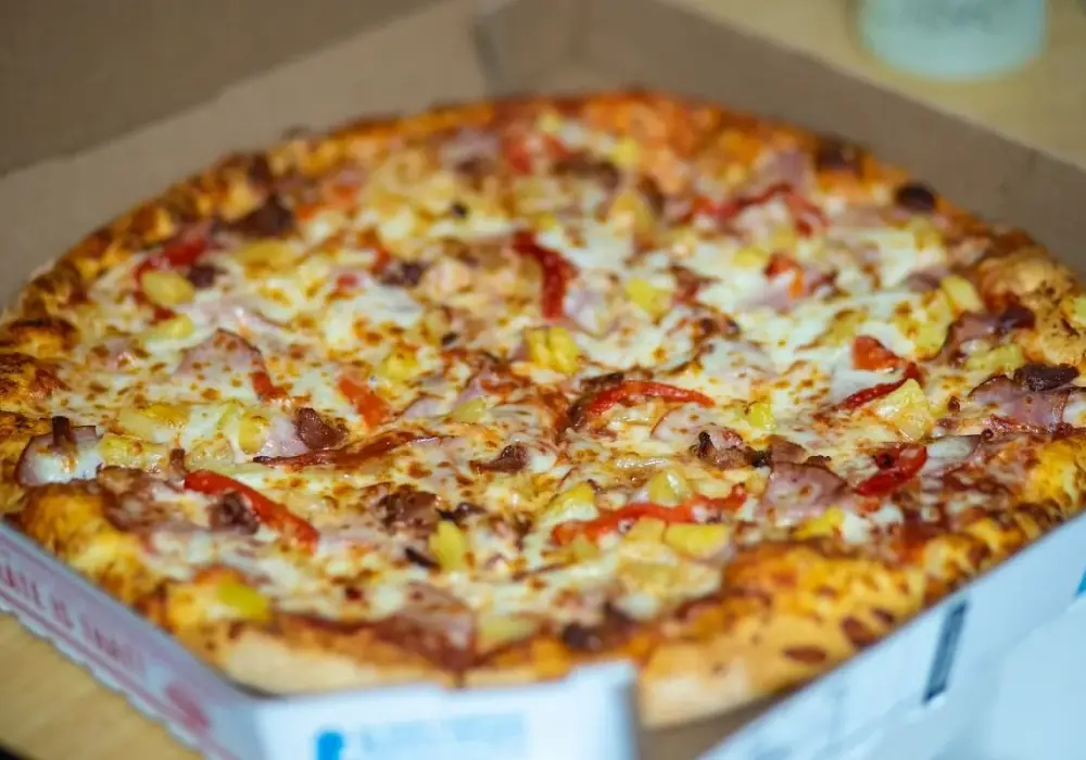 Jak odgrzać pizzę, aby nie straciła chrupkości i smaku?