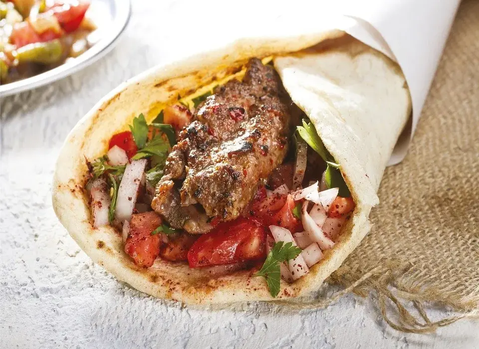 Ile kalorii ma kebab w tortilli z frytkami? Zaskakujące fakty o kaloriach