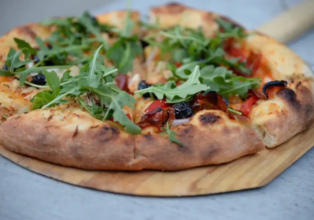 Ile wyrasta ciasto na pizzę? Odkryj sekrety idealnego wyrastania