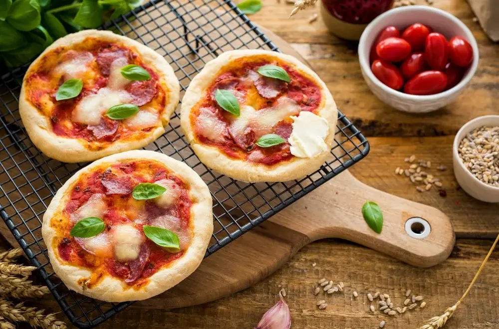 Jak zrobić mini pizze w domu – proste i smaczne przepisy dla każdego