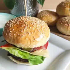 Jak podpiec bułki do hamburgerów, aby były idealnie chrupiące?
