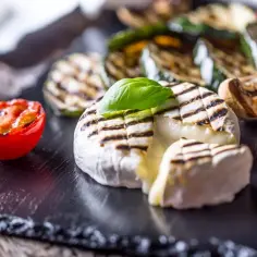 Jak zrobić camembert na grillu - prosta receptura, która zachwyci smakiem