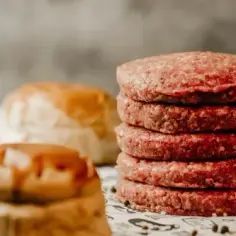 Ile smażyć wołowinę na burgery, aby były idealnie soczyste?