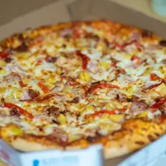 Jak odgrzać pizzę, aby nie straciła chrupkości i smaku?