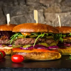 Kiedy jest dzień hamburgera? Odkryj datę i ciekawostki o święcie