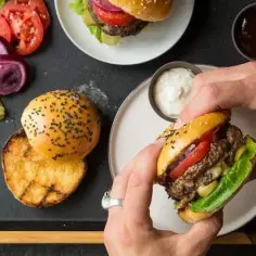 Jak przyprawić mięso na hamburgery, by zachwycić smakiem?
