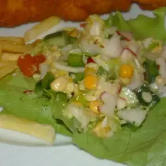 Jaką surówkę do frytek wybrać, aby wzbogacić smak dania?
