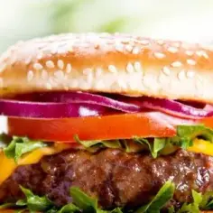 Czym się różni burger od hamburgera? Odkryj zaskakujące różnice