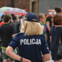 Czy można pić piwo 0 w miejscu publicznym? Sprawdź przepisy i zasady