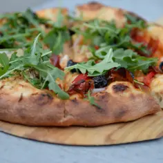 Ile wyrasta ciasto na pizzę? Odkryj sekrety idealnego wyrastania