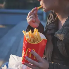 Ile kosztują zakręcone frytki w McDonald's? Zaskakujące ceny!