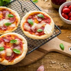 Jak zrobić mini pizze w domu – proste i smaczne przepisy dla każdego