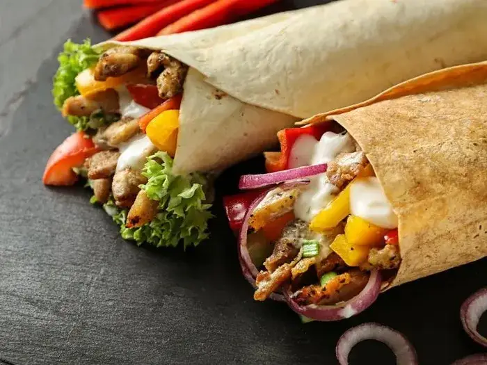 Zdjęcie Ile kalorii ma kebab w tortilli z frytkami? Zaskakujące fakty o kaloriach