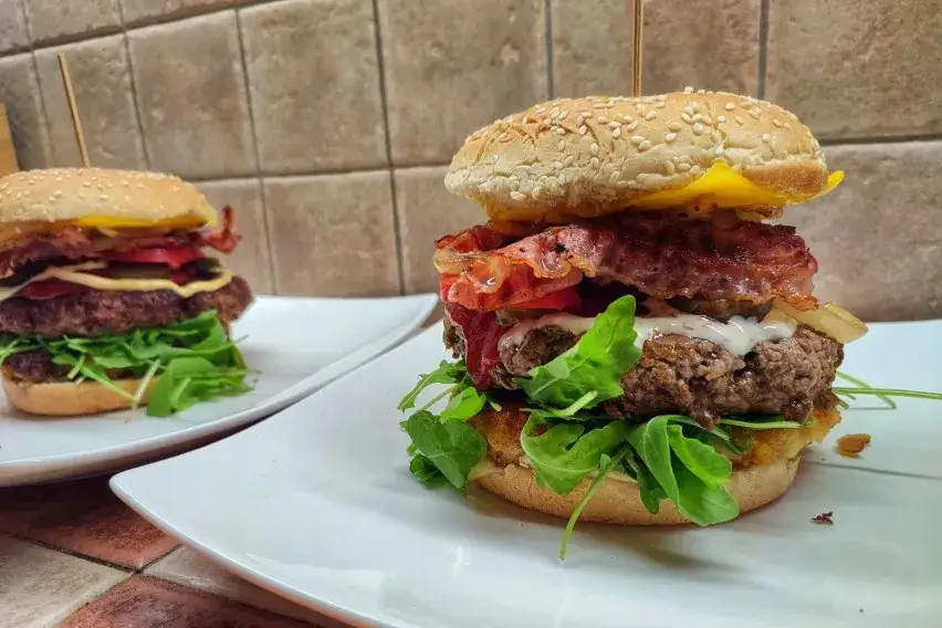 Zdjęcie Jaki ser do burgera drwala? Odkryj najlepsze opcje i smaki