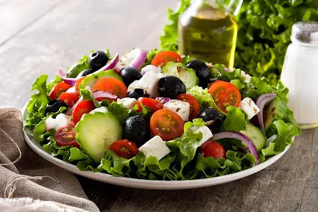 Zdjęcie Ile kcal ma sałatka grecka? Zaskakujące różnice w kaloriach!