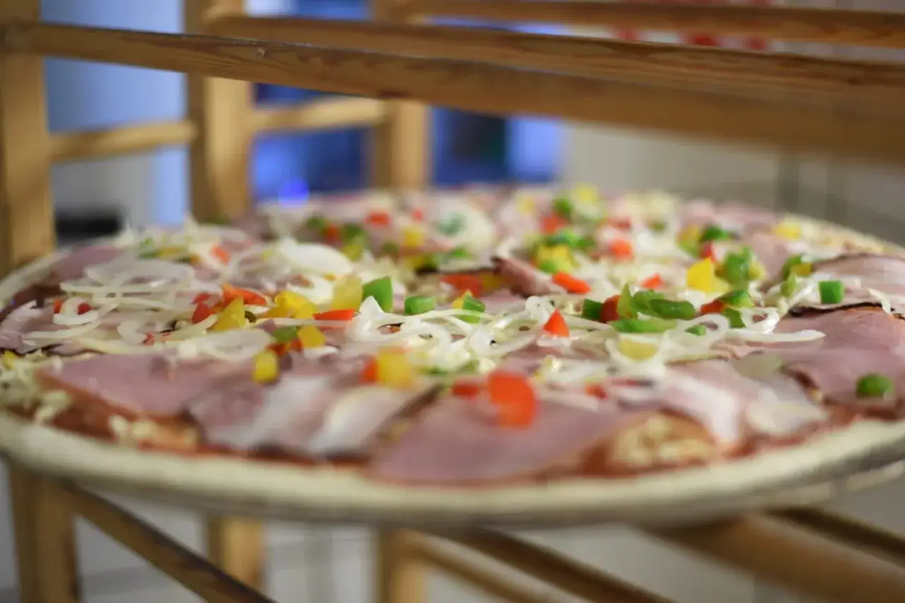 Zdjęcie Jak prawidłowo dodać składniki do pizzy: ser czy dodatki najpierw?