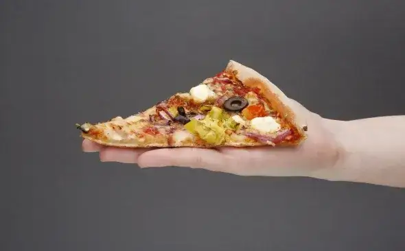 Zdjęcie Ile gram ma kawałek pizzy? Odkryj zaskakujące wagi różnych rodzajów