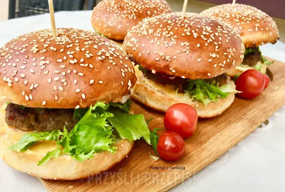 Zdjęcie Jak podpiec bułki do hamburgerów, aby były idealnie chrupiące?