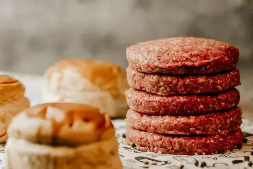 Zdjęcie Ile smażyć wołowinę na burgery, aby były idealnie soczyste?