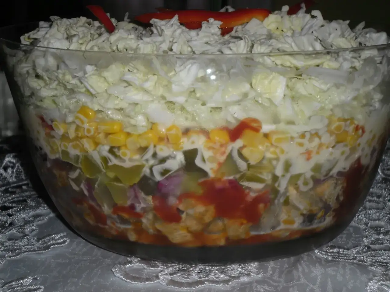 Zdjęcie Sałatka gyros co po kolei: jak idealnie ułożyć składniki?