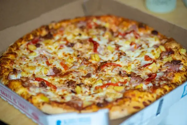 Jak odgrzać pizzę, aby nie straciła chrupkości i smaku?
