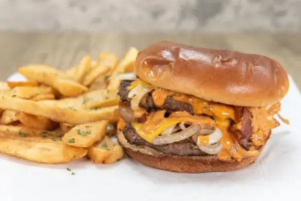 Jaki ser do burgera drwala? Odkryj najlepsze opcje i smaki