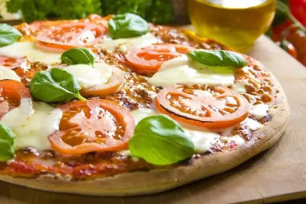 Jak zrobić pizzę margarita - prosta receptura na idealne ciasto