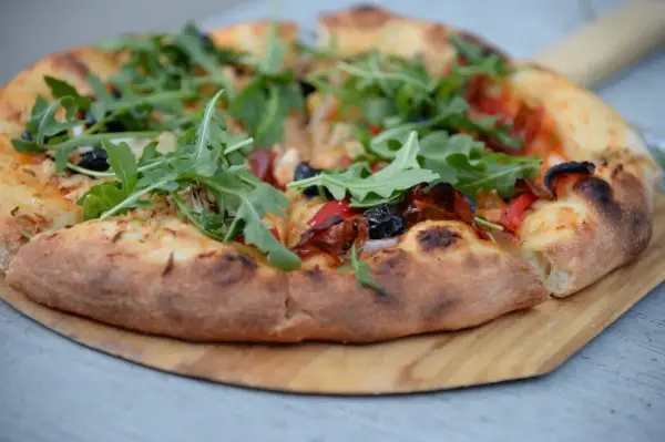 Ile wyrasta ciasto na pizzę? Odkryj sekrety idealnego wyrastania